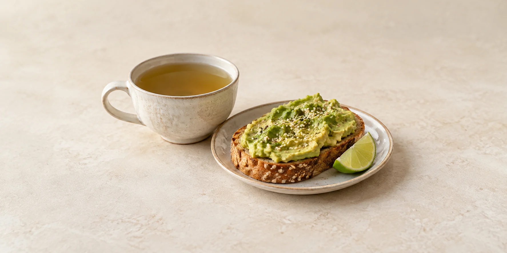 Chai verde con tostada de aguacate, sésamo y lima