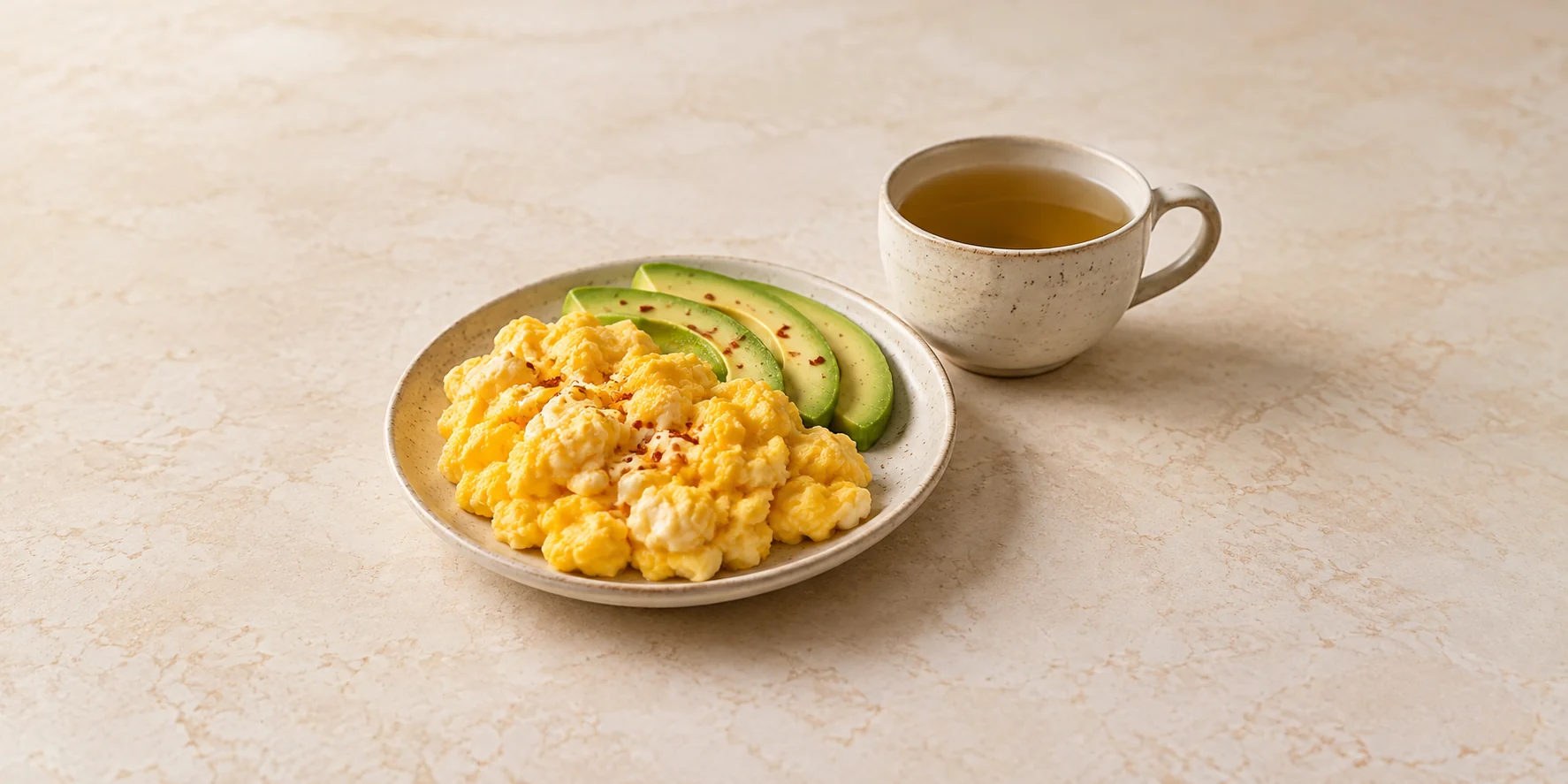 Guayusa tea with scrambled eggs, avocado and a little chili